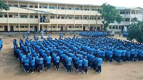 Élèves en uniforme bleu rassemblés dans la cour du Lycée Bilingue de Bépanda